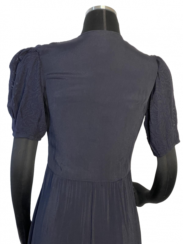A Dainty Blue 1930s Vintage Dress on a mannequin.
